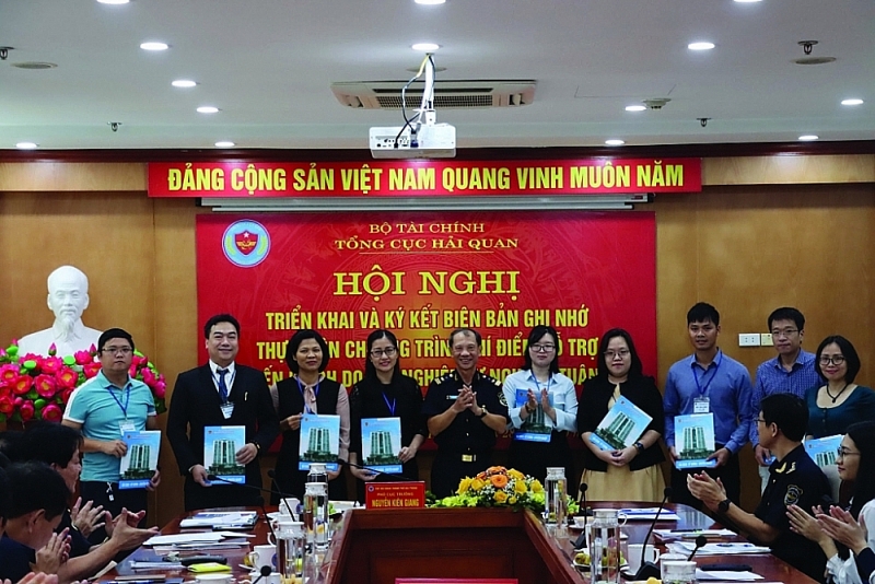 Leaders of Hai Phong Customs Department and representatives of nine enterprises at the Conference to sign a memorandum of understanding to participate in the pilot program on supporting enterprises voluntarily complying with customs laws, October 28, 2022. Photo: T.Binh