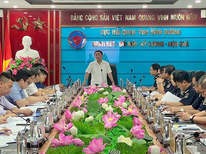 Deputy Director General of the General Department of Customs Hoang Viet Cuong speaks at the meeting with Binh Duong Customs Department. Photo: T.D