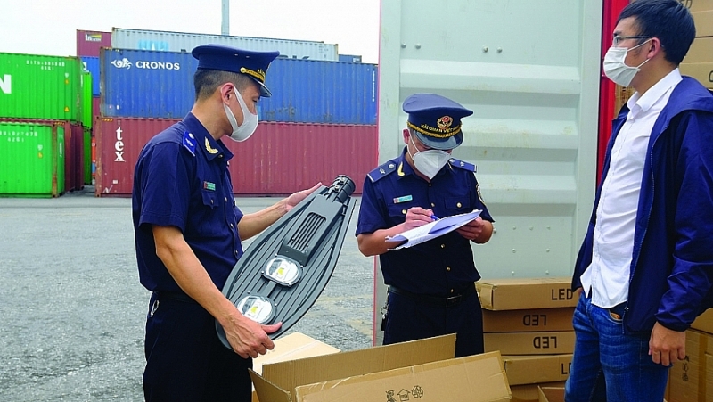 Customs officers at Hai Phong port KV 3 (Hai Phong Customs Department) inspect import and export goods. Photo N. Linh