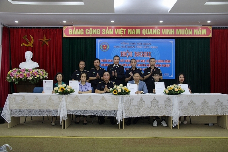 Leaders of Bac Ninh Customs Department signed a Memorandum of Understanding, the action plan with businesses participating in the pilot program (November 21, 2022). Photo: Quang Hung