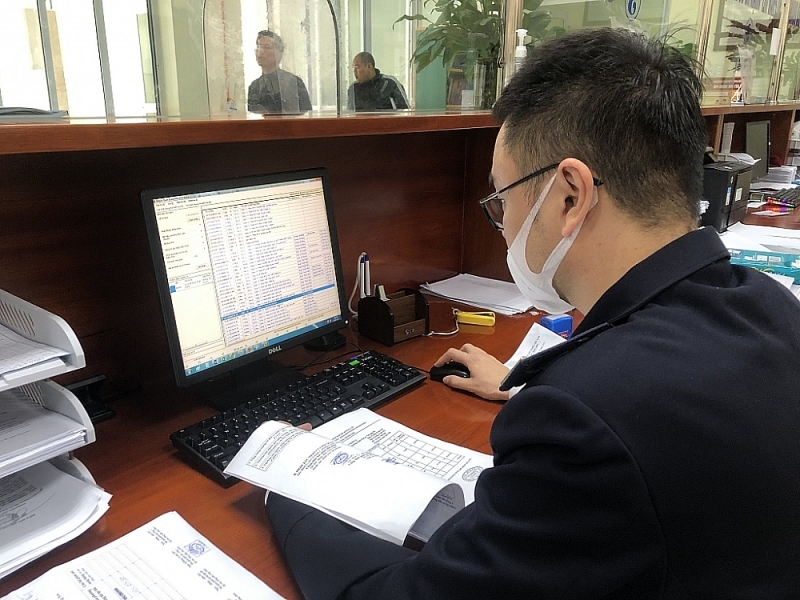 A Customs officer of Chi Ma Border Gate Customs Branch at work. Photo: H.Nu