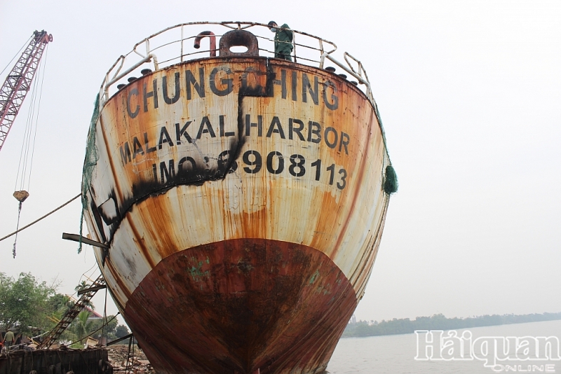 The CHUNG CHING ship is moored for dismantlement in Hai Phong