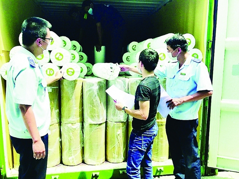 Ho Chi Minh City Customs officers inspect imported materials for export processing. Photo: T.H