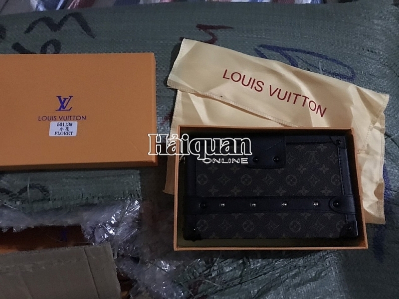 Counterfeit goods of famous brands smuggled from China were detected and seized by the Anti-Smuggling and Investigation Department. Photo: T.Binh.