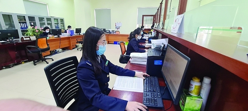 Customs officers of Hoa Lac Customs Branch (Hanoi Customs Department) at the office.