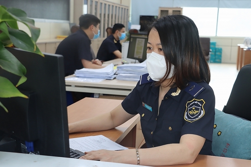A Customs officer of Mong Cai Border Gate Customs Branch, Quang Ninh Customs Department at work. Photo: Quang Hung