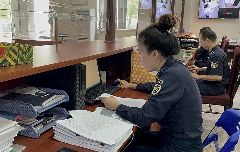 Customs officers of Northern Hanoi Customs Branch at work. Photo: N.Linh