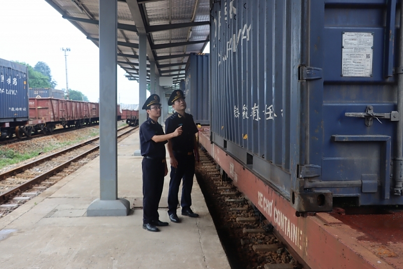 Customs officers of the Lao Cai Customs Department inspect imports and export goods. Photo: T.Binh