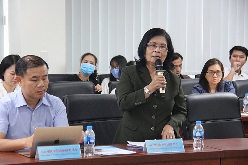 Ms. Phan Thi Viet Thu, Chairman of the HCM City Consumer Protection Association speaks about the responsibilities of businesses and consumers in fighting contraband and counterfeit goods.
