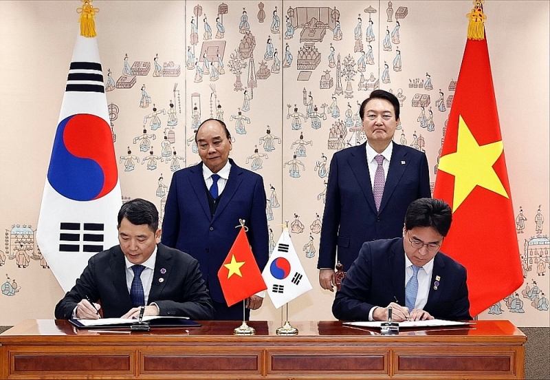 Vietnamese President Nguyen Xuan Phuc and Republic of Korea President Yoon Suk Yeol witnessed the Protocol signing ceremony on cooperation and mutual assistance in the field of customs.