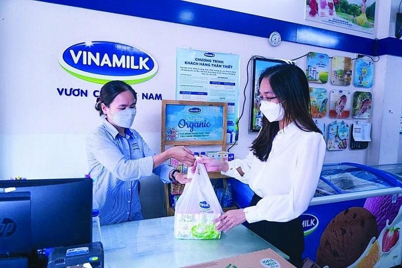 Vinamilk has cooperated with An Phat Holdings to switch to using AnEco biodegradable bags. Photo: S.T