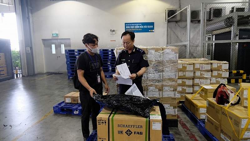 Customs officers of Noi Bai International Airport Customs Branch inspect import and export goods. Photo: N.Linh