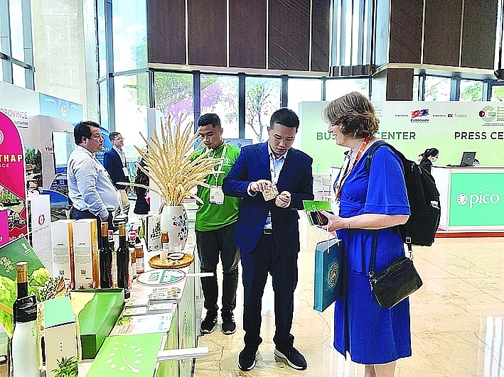 Sokfarm's representative introduced products processed from coconut nectar. Photo: N.H
