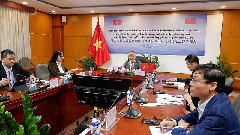 Deputy Minister of Industry and Trade of Vietnam Tran Quoc Khanh and Alternate Member of the Central Committee of the Communist Party of China, Guangxi Standing Vice Chairman Thai Le Tan chair the conference.