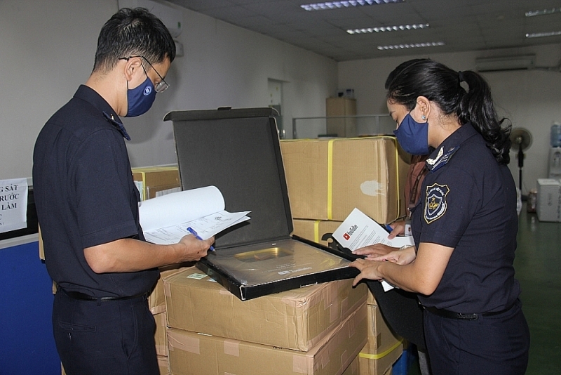 Ho Chi Minh City Customs inspects imported goods. Photo: T.H