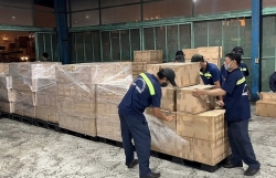 Taking advantage of preferential policies, smuggling containers of cigarettes