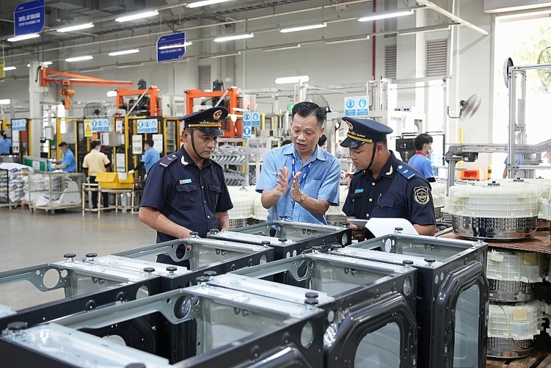 Customs officers of the Dong Nai Customs Department inspect imported and exported goods