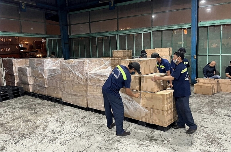 Hundreds of boxes of smuggled cigarettes were seized by Ho Chi Minh City Customs. Photo: T.H