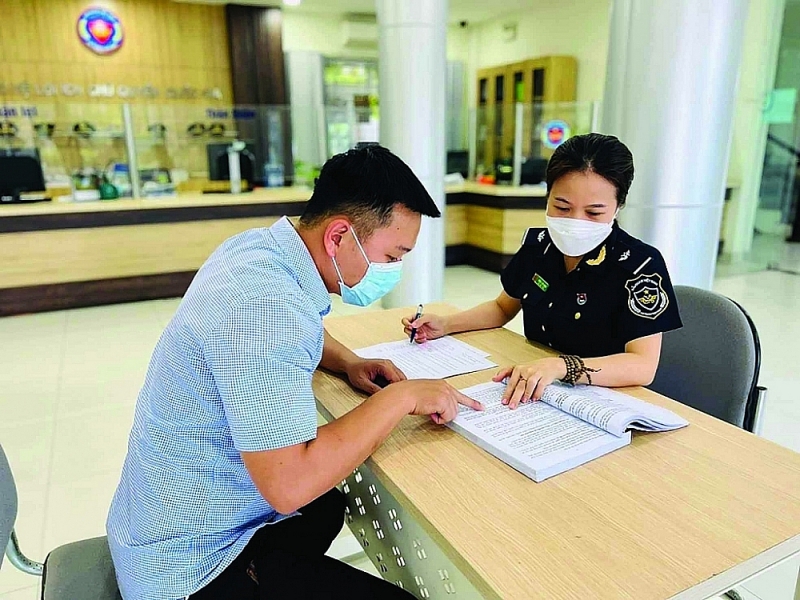 A Customs officer of the Hoa Khanh-Lien Chieu Industrial Park Customs Branch guides procedures for the enterprise.