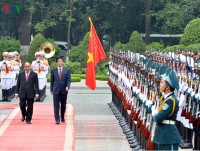 In photos: Japan PM Abe welcomed in Hanoi