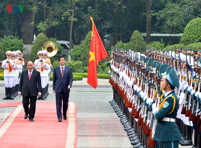 in photos japan pm abe welcomed in hanoi