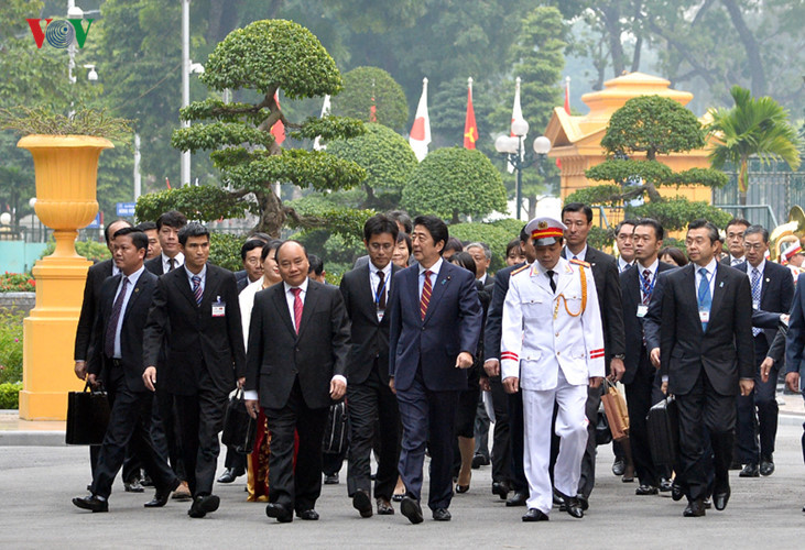 in photos japan pm abe welcomed in hanoi