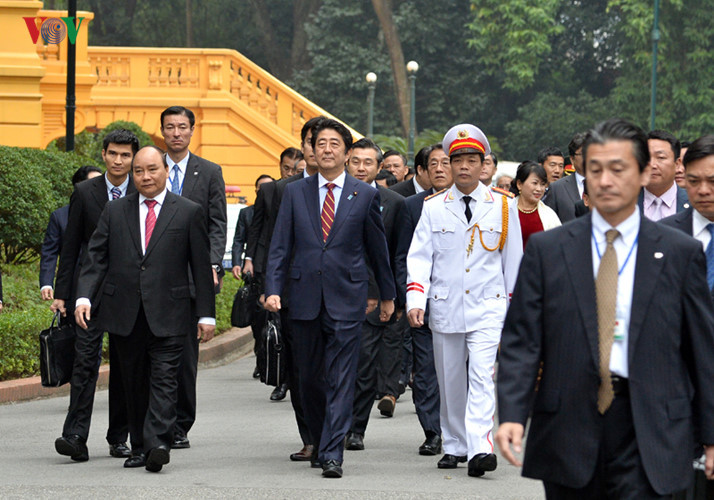 in photos japan pm abe welcomed in hanoi