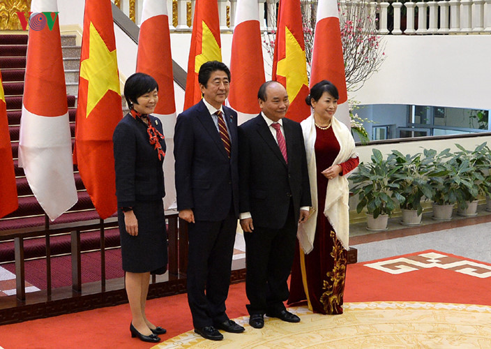 in photos japan pm abe welcomed in hanoi