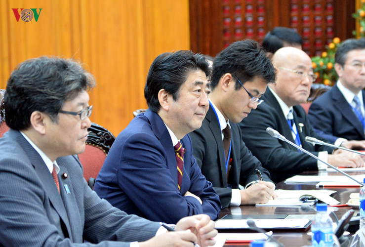 in photos japan pm abe welcomed in hanoi