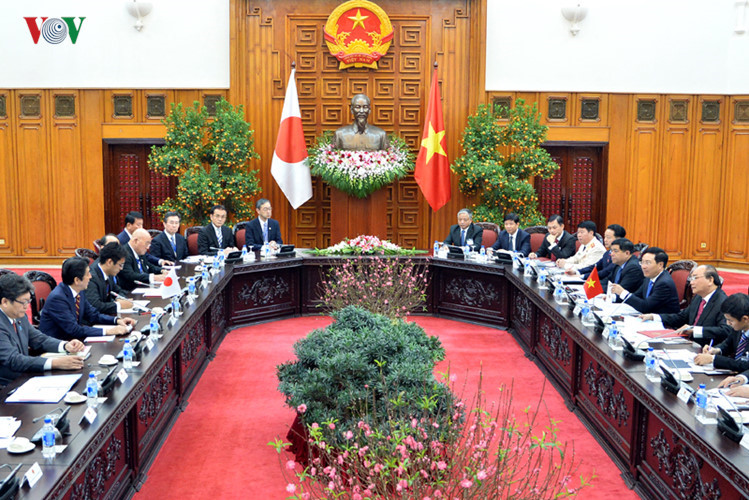 in photos japan pm abe welcomed in hanoi