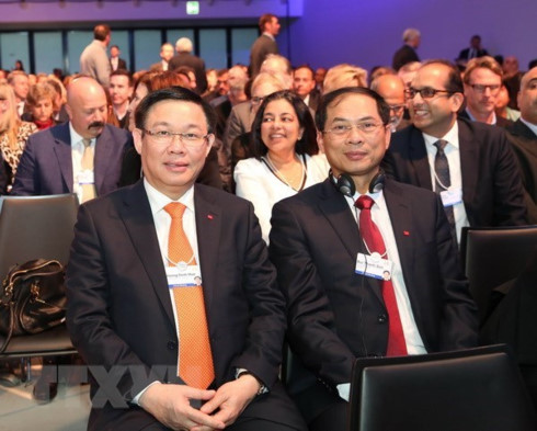 deputy pm vuong dinh hue concludes activities in wef meeting