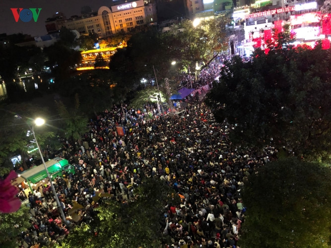 people across vietnam welcome in the new year