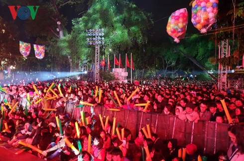 people across vietnam welcome in the new year