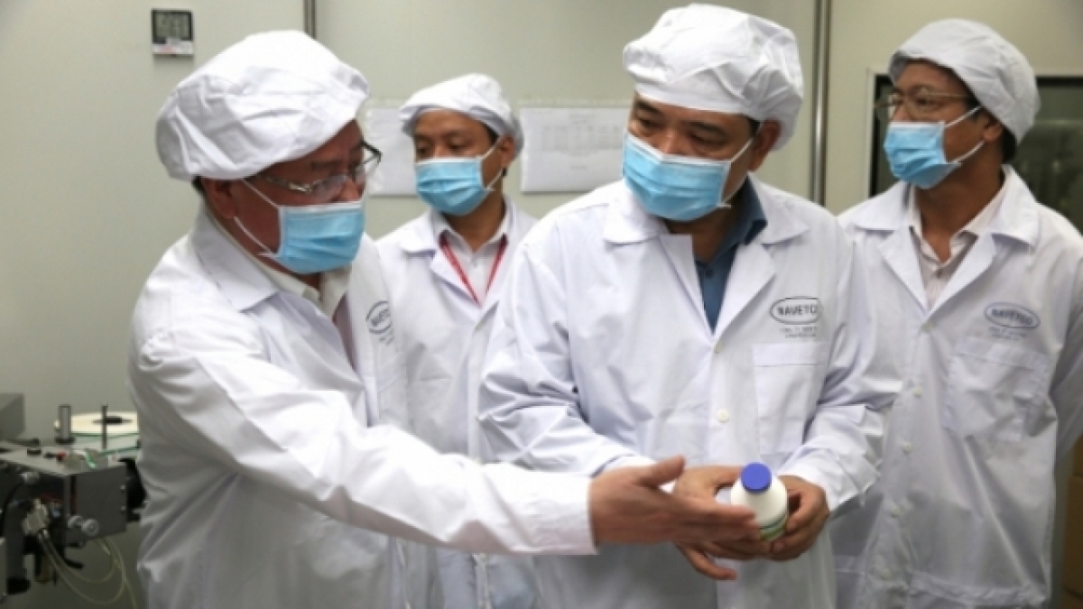 Leaders of the Ministry of Agriculture and Rural Development visit a production line of the ASF vaccine. (Photo: Hong Thuy).