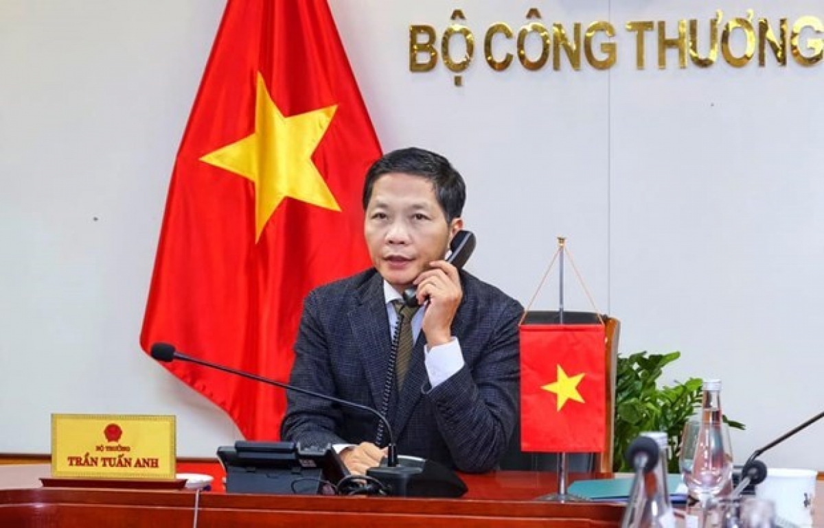 Minister of Industry and Trade Tran Tuan Anh talks on the phone with US Trade Representative Robert Lighthizer on January 7 on bilateral economic and trade issues (Photo: VNA) 