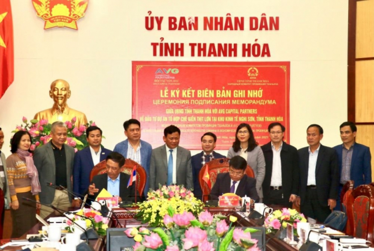 Representatives from AVG group and Thanh Hoa province at the signing ceremony