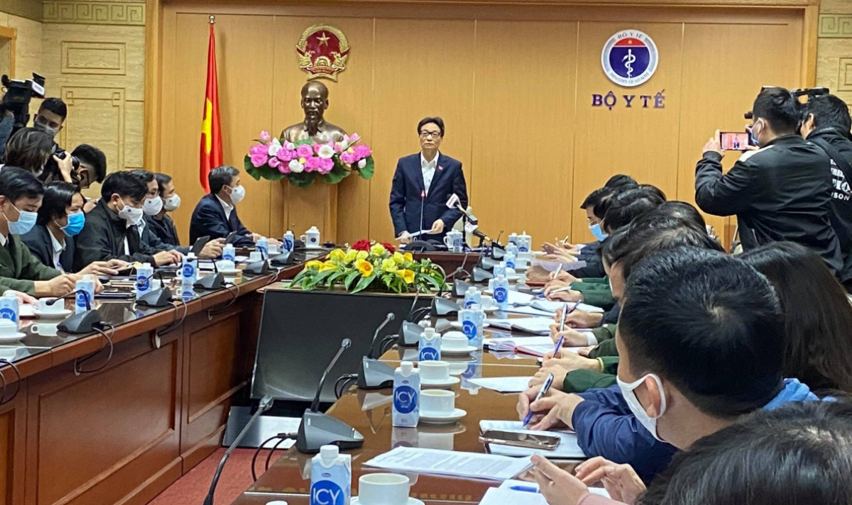 Deputy Prime Minister Vu Duc Dam chairs an urgent meeting of the National Steerig COmmittee on COVID-19 Prevention and Control on January 28.