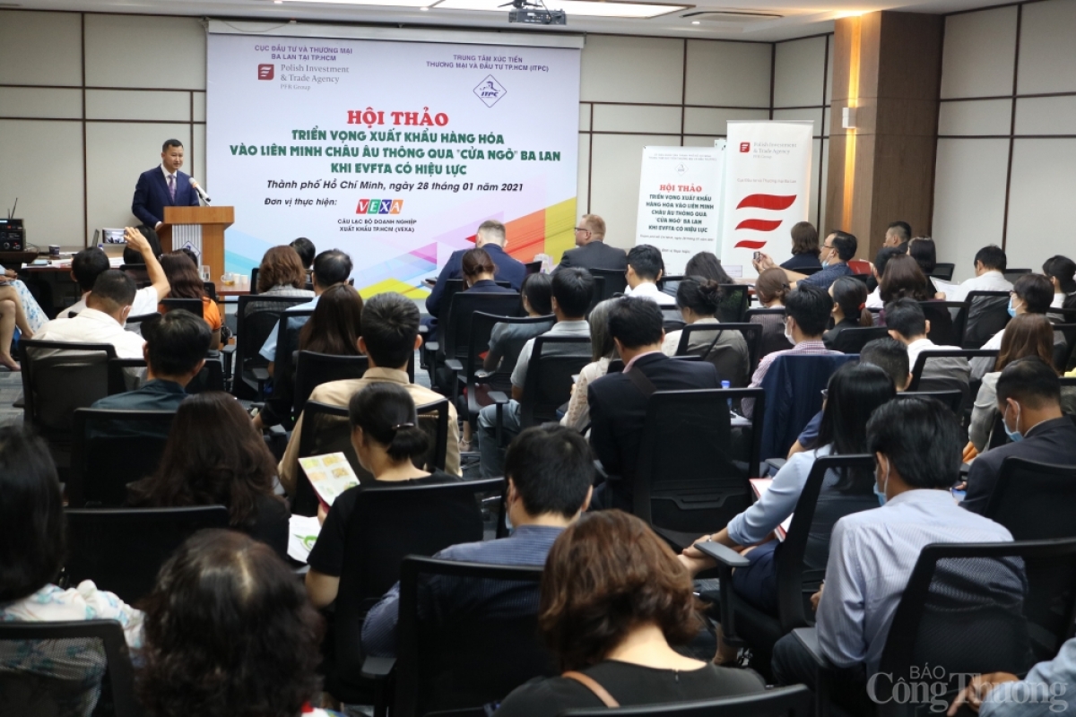 Tran Phu Lu, deputy director of the HCM City’s Investment &amp;amp; Trade Promotion Centre addresses the event (Photo: Industry and Trade newspaper)