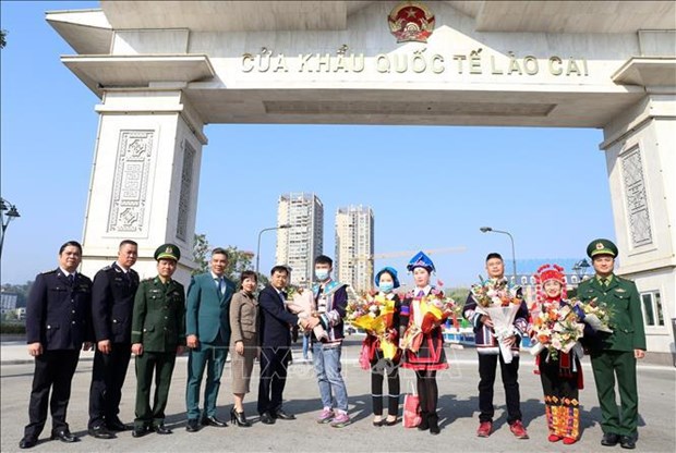 Lao Cai resumes travel through border gate with China hinh anh 1