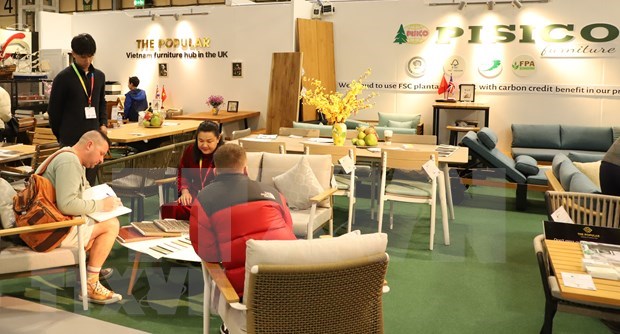 Vietnamese furniture products introduced at UK exhibition hinh anh 1