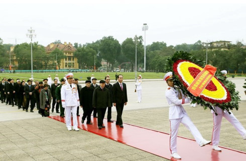 leaders pay tribute to president ho chi minh on cpv founding anniversary