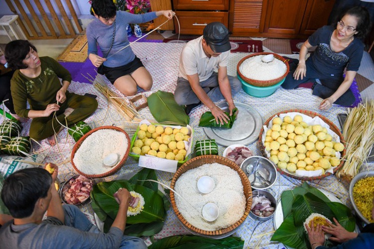 One of the key Tet traditions for Vietnamese people is to wrap Banh Chung, a type of square glutinous rice cake, and Banh Tet, a round glutinous rice cake. These types of cake are specially made for worshipping ancestors, or alternatively used as special gifts for relatives and guests. As family members make and consume the delicacies, they take time to sit together and recall stories from the past year.