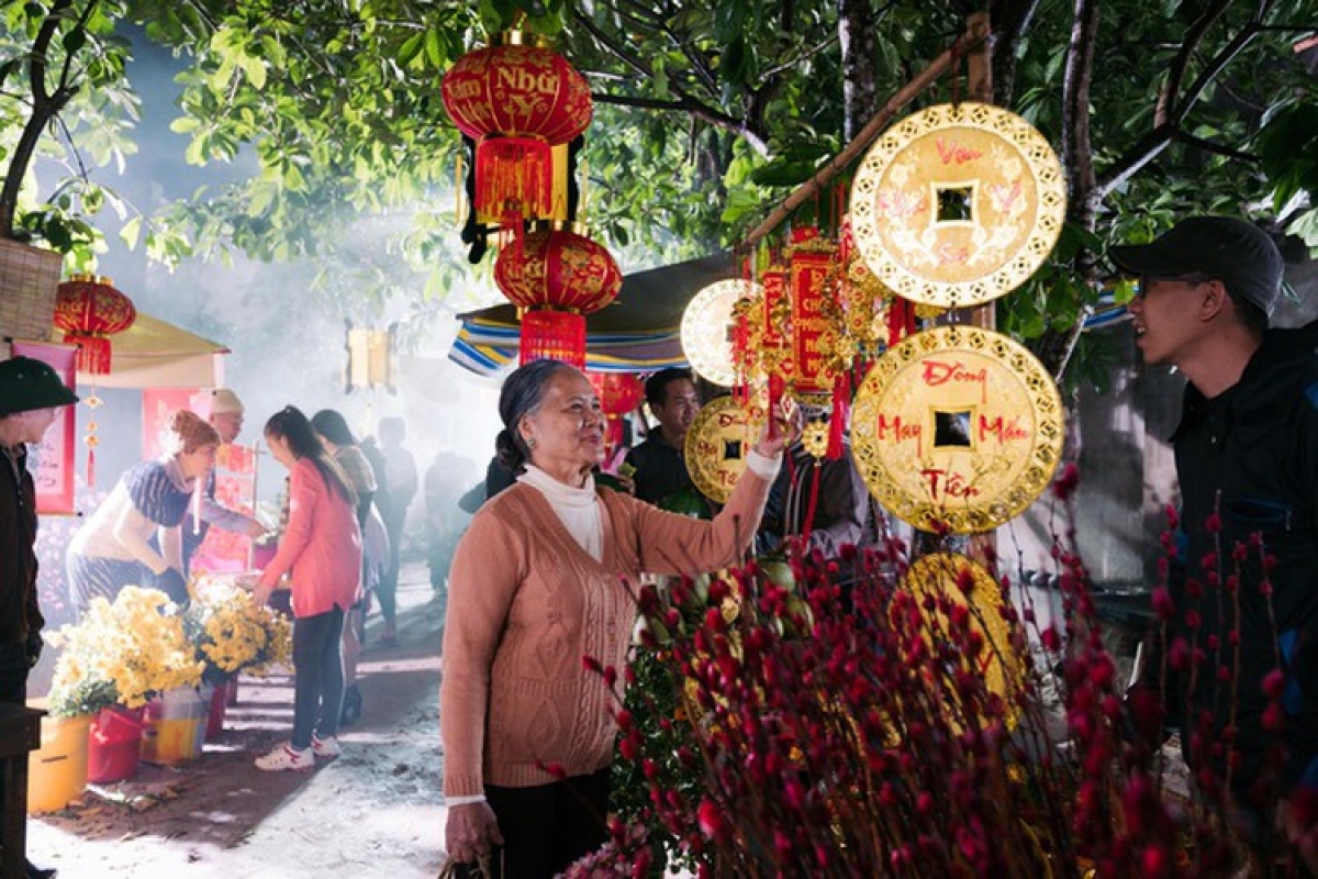 Another common activity is people visiting markets to purchase decorative items for their homes. People throughout the north tend to use peach blossoms to decorate their altars or homes, whilst those in central and southern provinces prefer using yellow apricot blossoms and yellow chrysanthemum flowers.