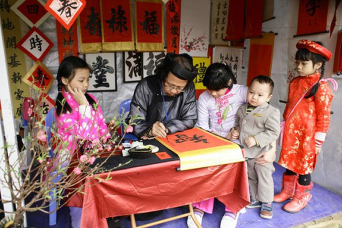 Requesting traditional calligraphy in the form of lucky words for the Lunar New Year is a popular national custom. A word serves as a spiritual present given by the calligrapher, often a Confucian scholar, and will convey a New Year message to the recipient. The most popular words symbolise blessings, happiness, longevity, peace, virtue, and prosperity.