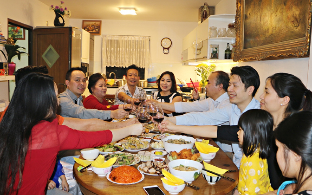 Tet is also a time for families to be reunited. A traditional family gathering and a meal together on the final day of the lunar year, in addition to the first day of the first lunar month, is an indispensable part of Tet for Vietnamese families. New Year’s Eve acts as a type of blank slate, with the problems of the previous year being erased.