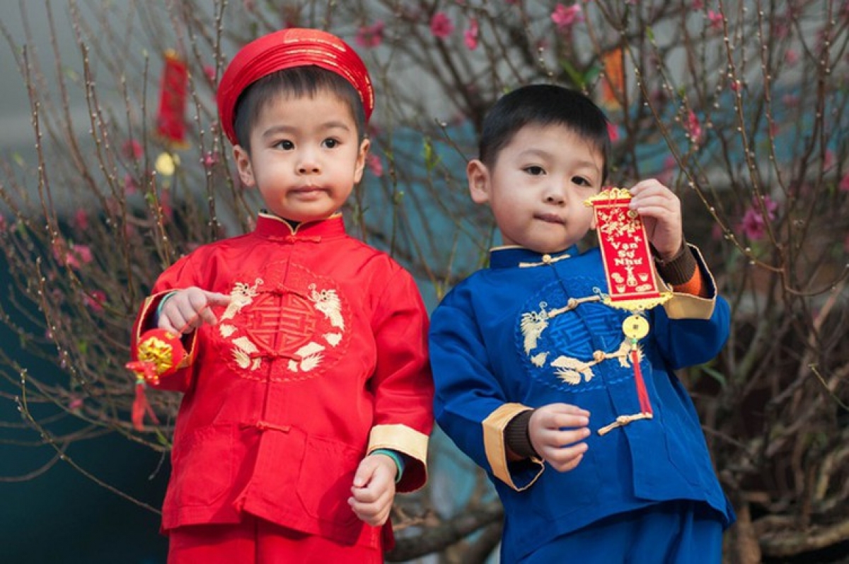 Giving children “Li xi”, also known as lucky money, is one of the most anticipated Tet customs, especially among local children. “Li xi” is a small amount of money put in a red envelope and given to children. It is believed that “li xi” can bring about good fortune, although it is certain that it will bring great happiness to the recipient.
