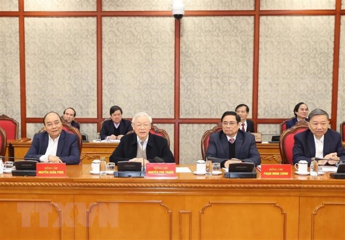 Party General Secretary and State President Nguyen Phu Trong (Second from left) presides over the first meeting of the Political Bureau and Secretariat of the Communist Party of Vietnam. (Photo: VNA)