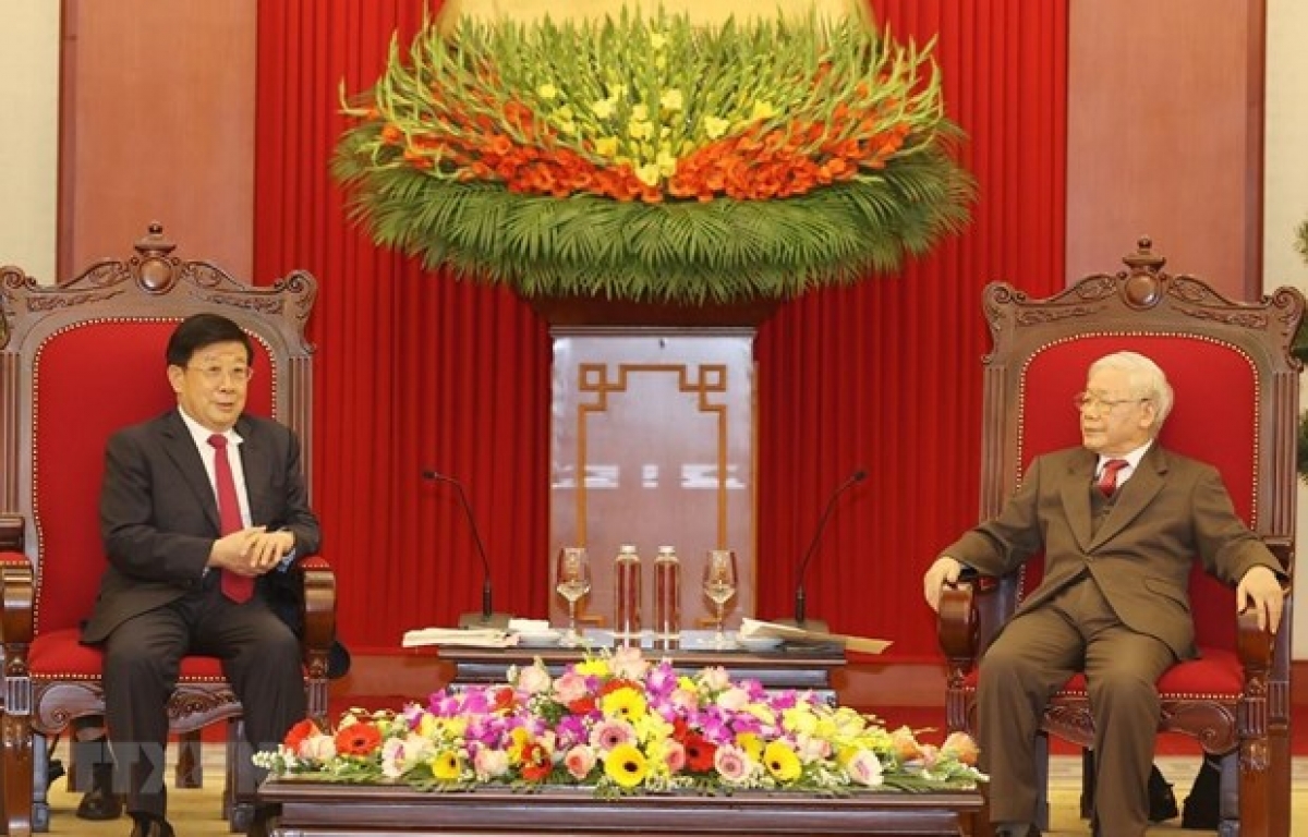 Party General Secretary and State President Nguyen Phu Trong (R) receives Chinese State Councillor and Minister of Public Security Zhao Kezhi (Photo: VNA)