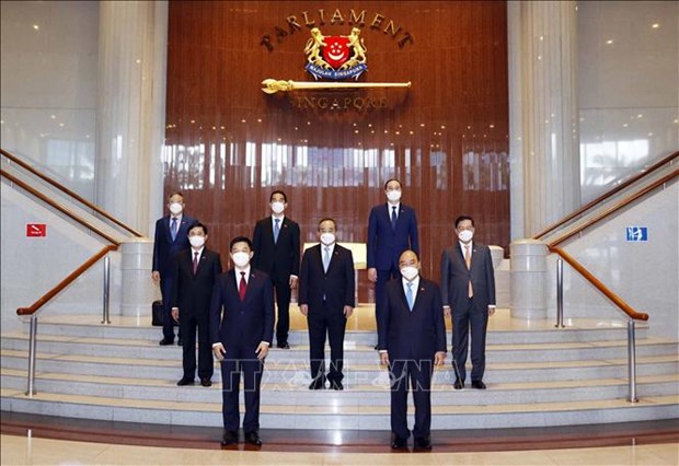 President Nguyen Xuan Phuc meets Speaker of Singaporean Parliament hinh anh 1