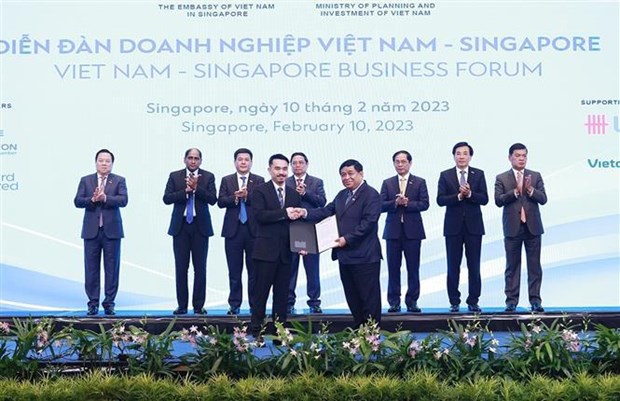 Prime Minister attends Vietnam – Singapore business forum hinh anh 2